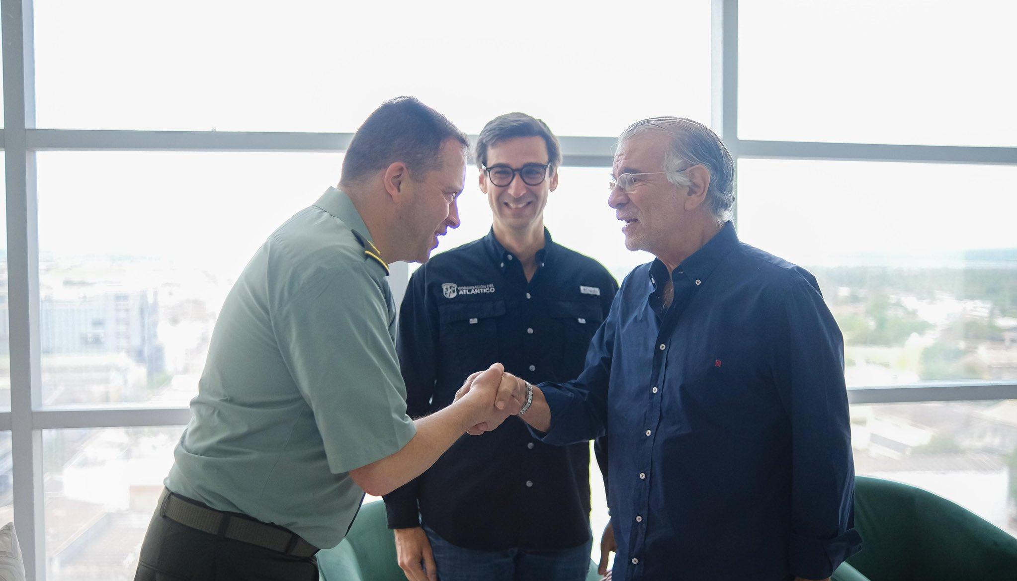 Director de la Policía, General Carlos Triana, junto con el gobernador Eduardo Verano. 