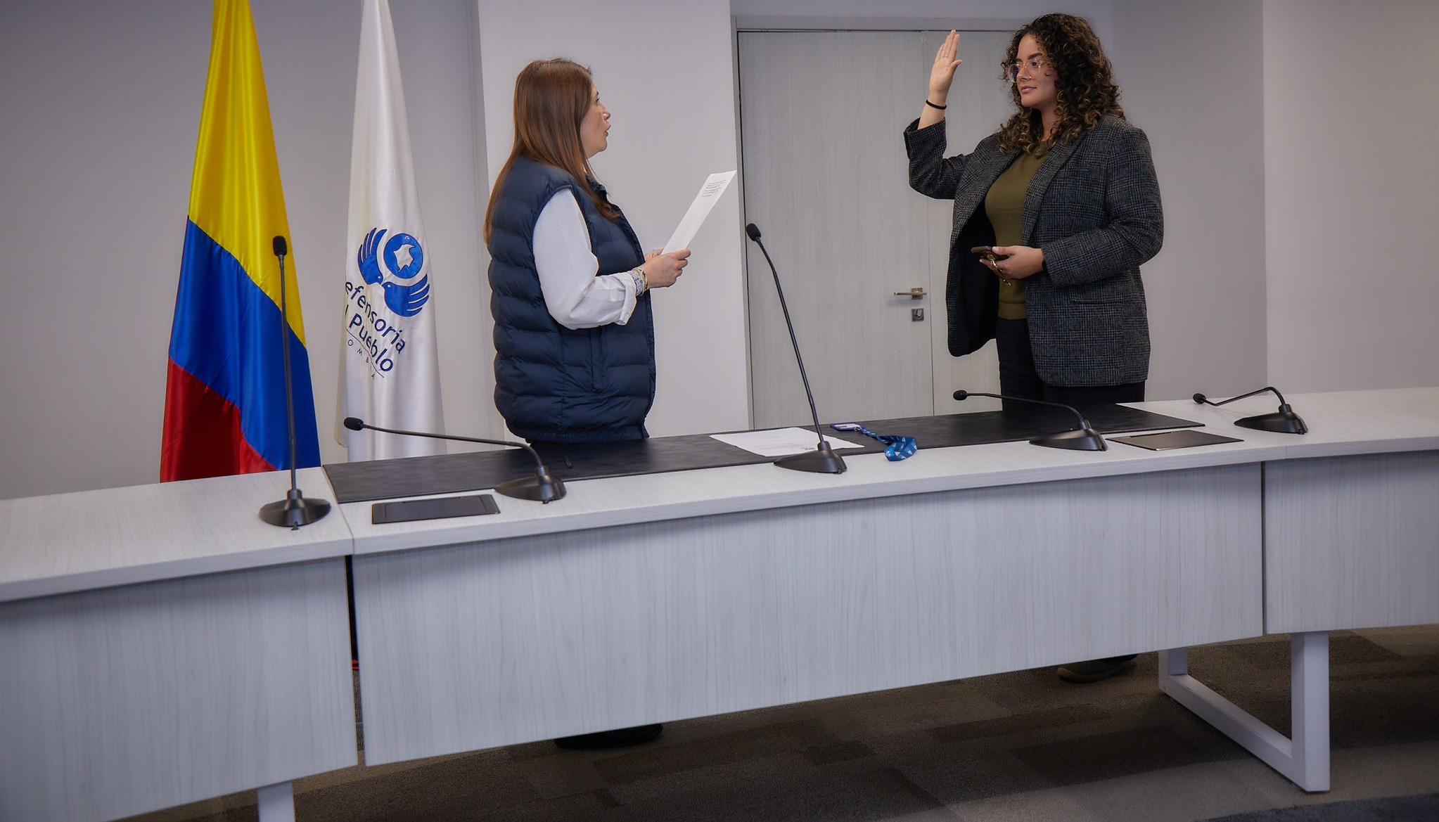 Defensora Iris Marín posesionando a Carolina Gómez Urueta.