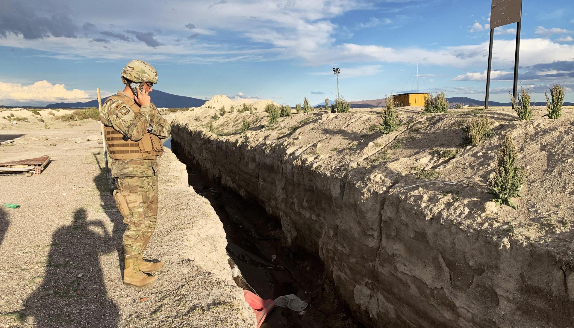 Un integrante del Ejército de Chile custodiando el paso fronterizo en la comuna de Colchane.