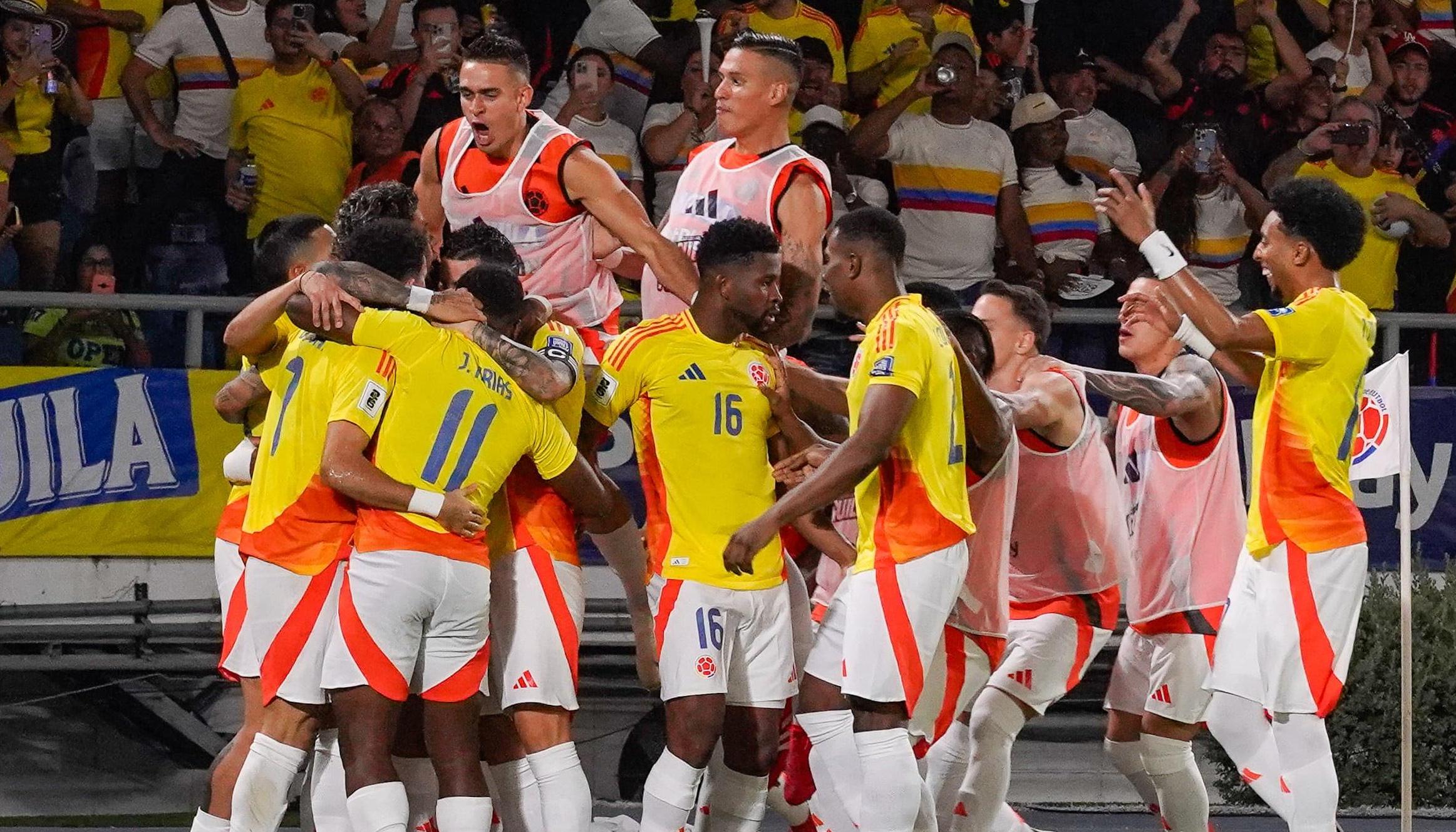 Jugadores de Colombia celebrando uno de los goles a Paraguay, partido jugado en el mes de marzo.