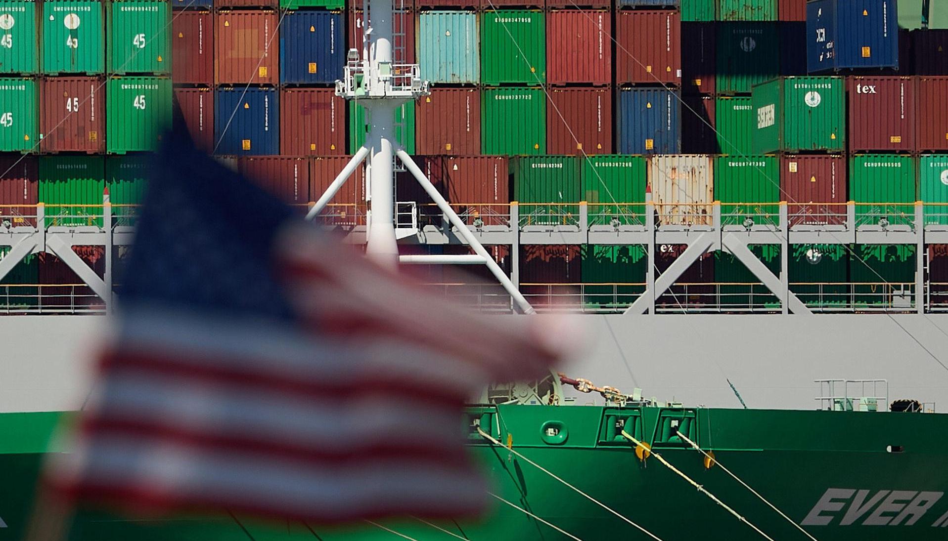 Contenedores de productos que llegan a diario de otros países al puerto de Los Ángeles, California. 