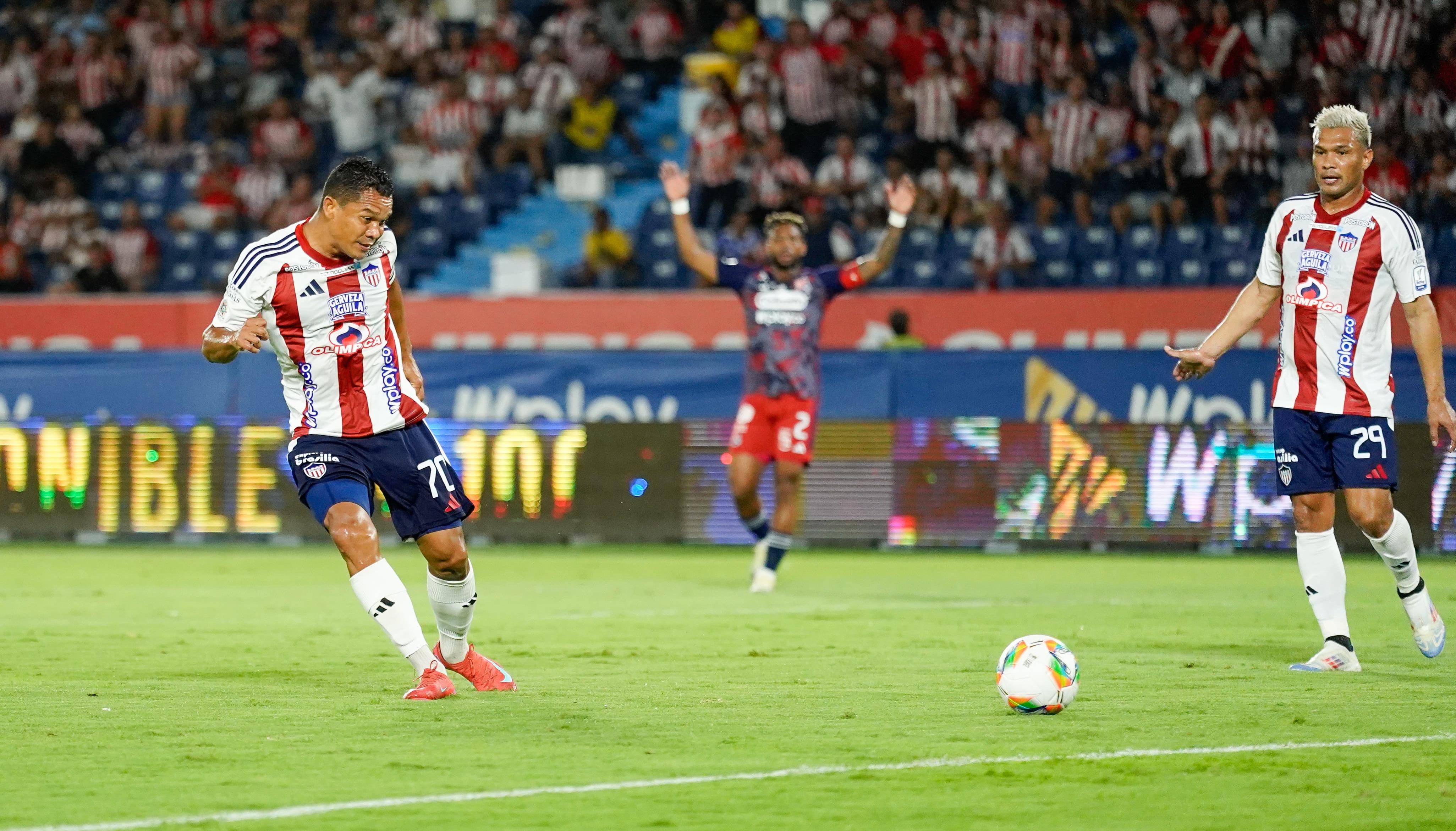 Bacca definiendo para el único gol del partido.
