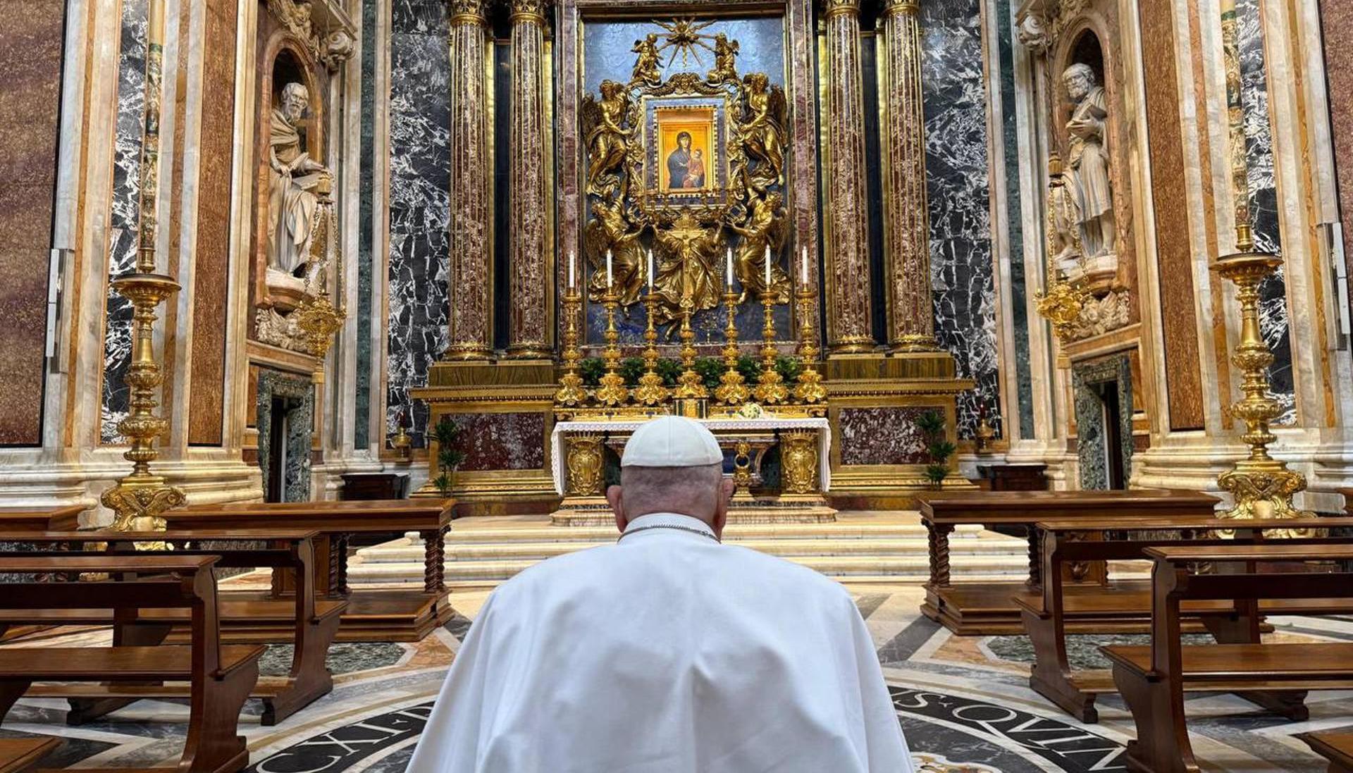 El Papa Francisco en la basílica romana de Santa María la Mayor. 