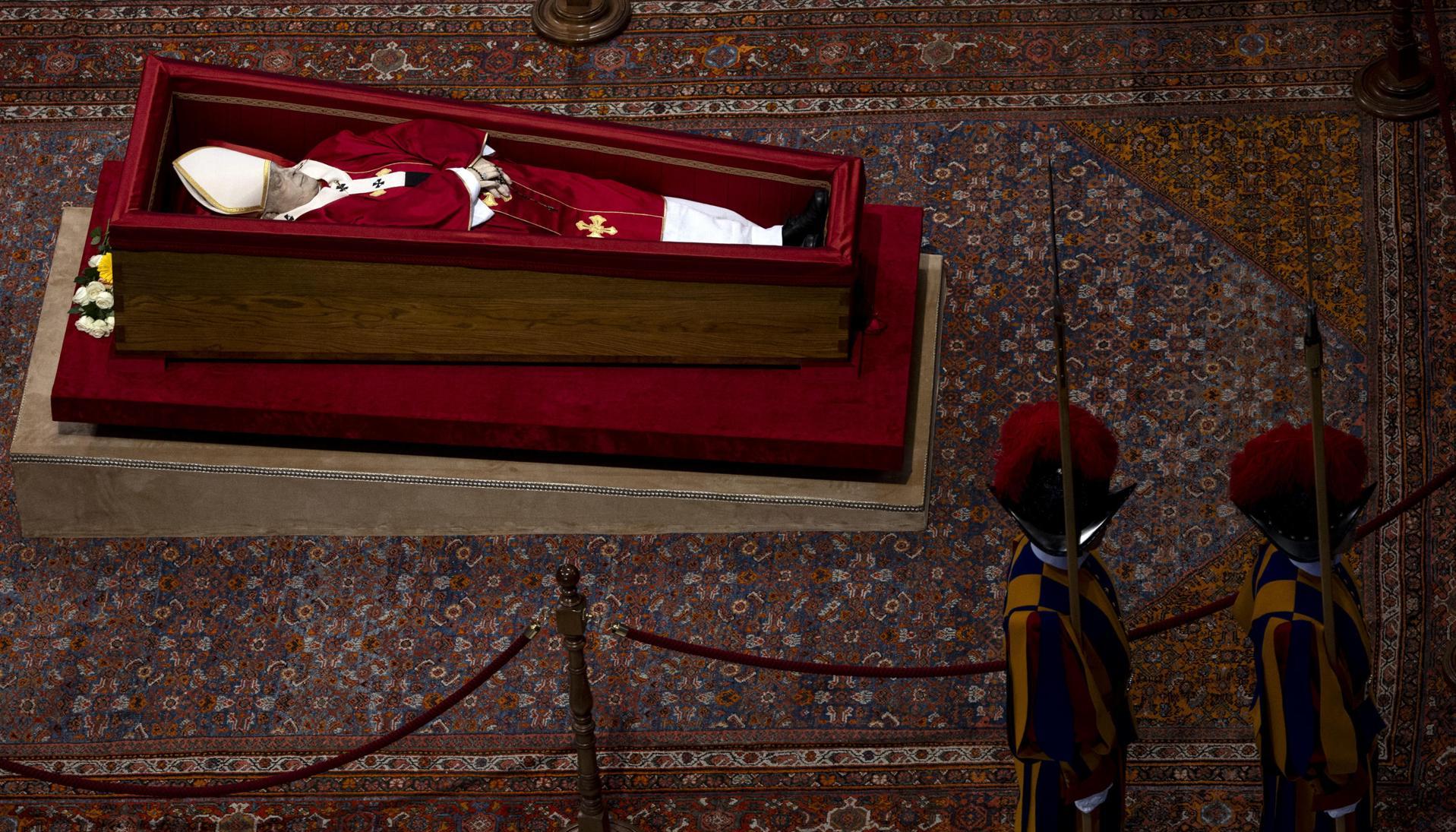El cuerpo del Papa Francisco en el interior de la Basílica de San Pedro.