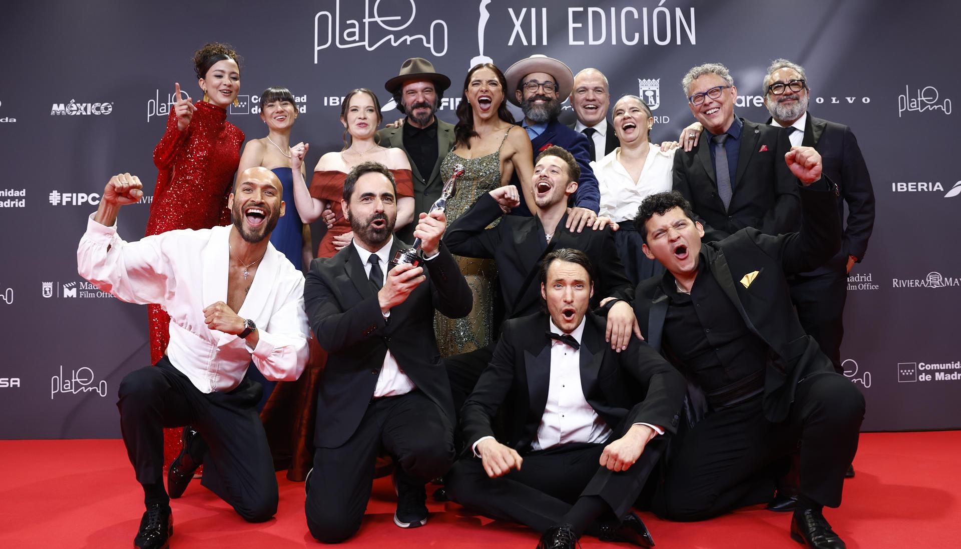 El equipo de 'Cien años de soledad' con el galardón a la mejor miniserie o teleserie cinematográfica de ficción, en la entrega de los Premios Platino