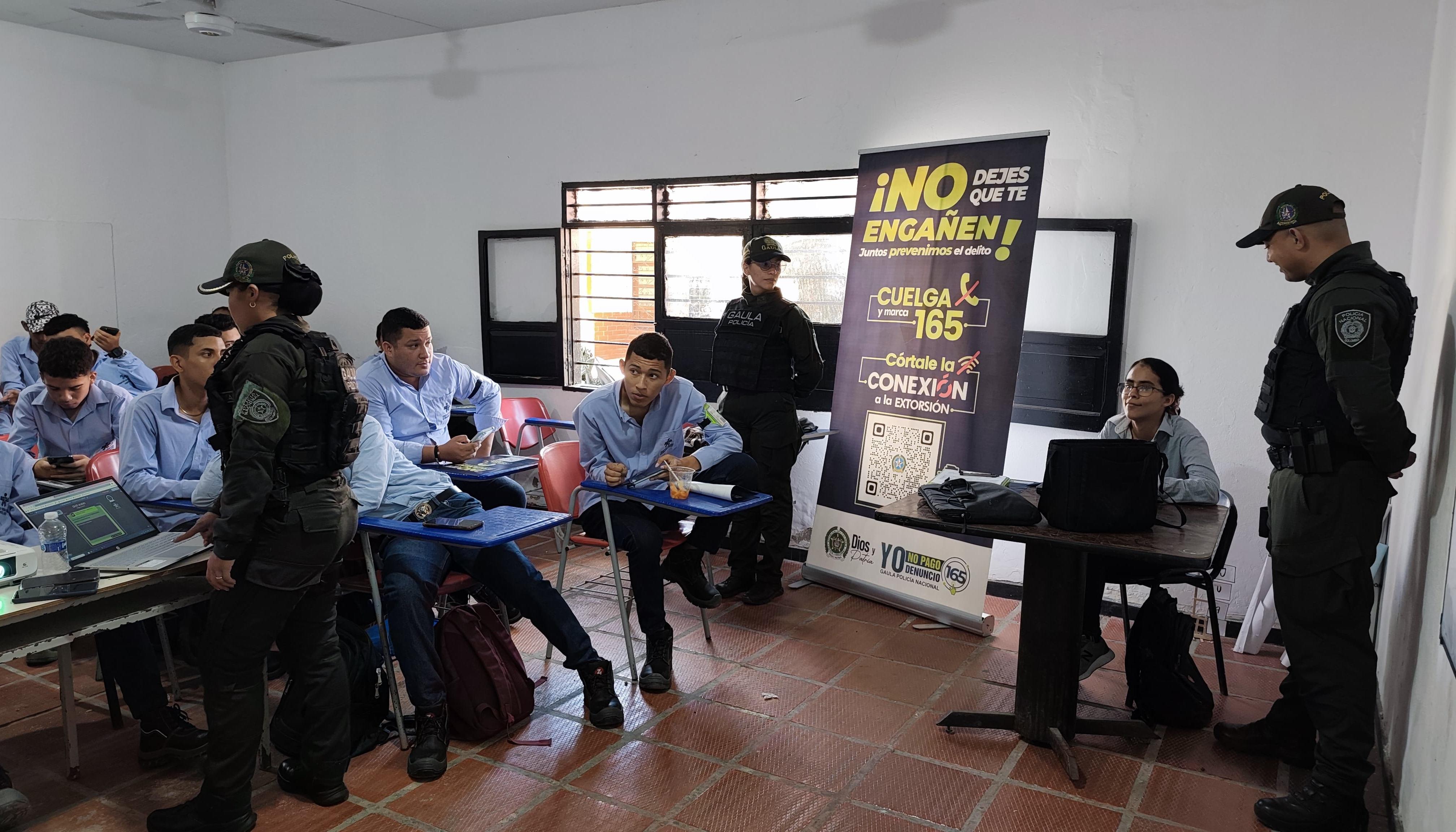 Imagen de la escuela y los jóvenes.