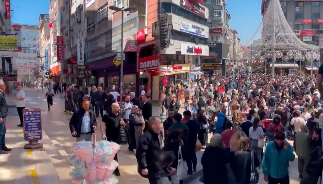 Personas en calles de Estambul durante el terremoto.