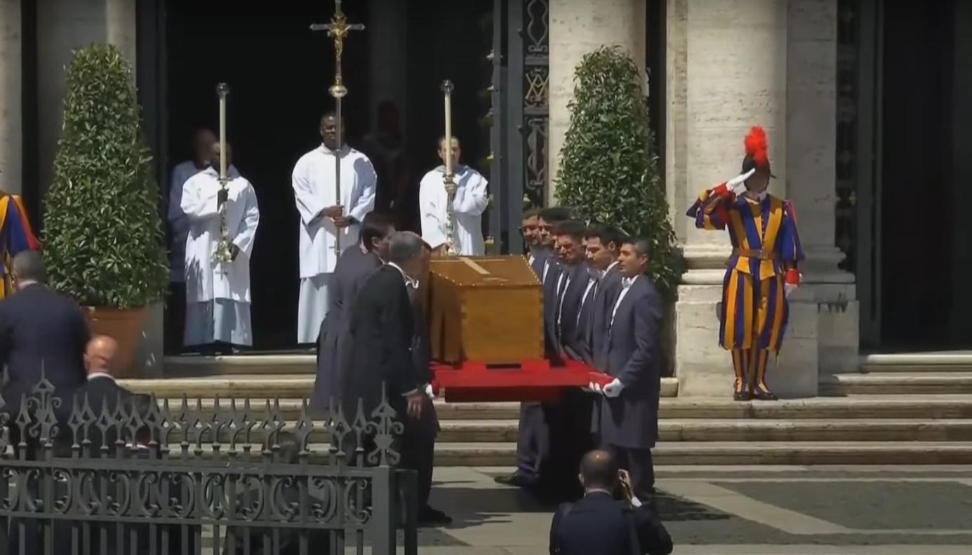 Féretro ingresando a la basílica. 