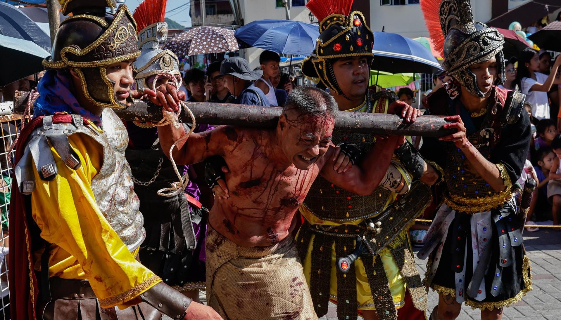 Filipinas conmemora con crucifixiones, flagelaciones y largas procesiones el Viernes Santo