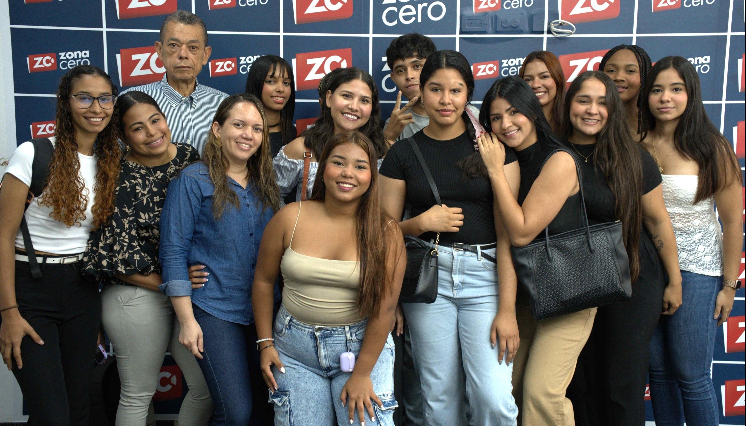 Estudiantes del programa de Marketing Digital de la Corporación de Educación Superior del Litoral. 