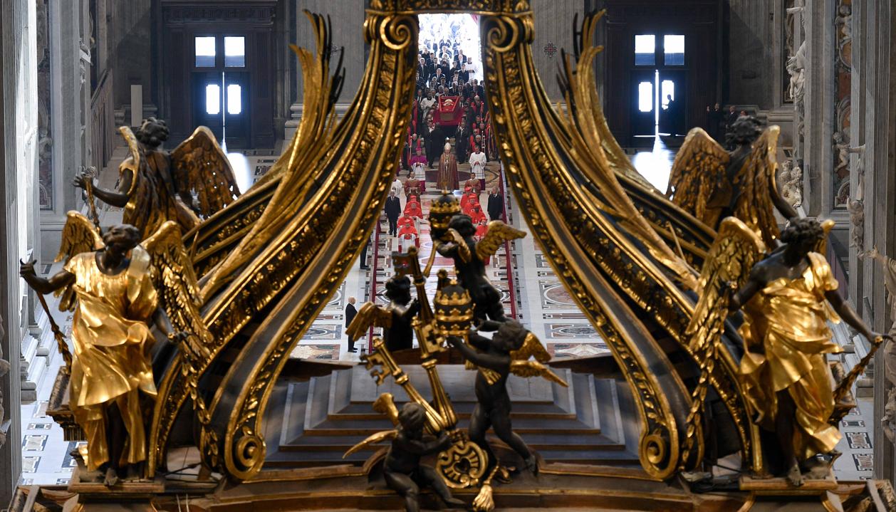 La llegada del féretro del Papa Francisco a la basílica de San Pedro.