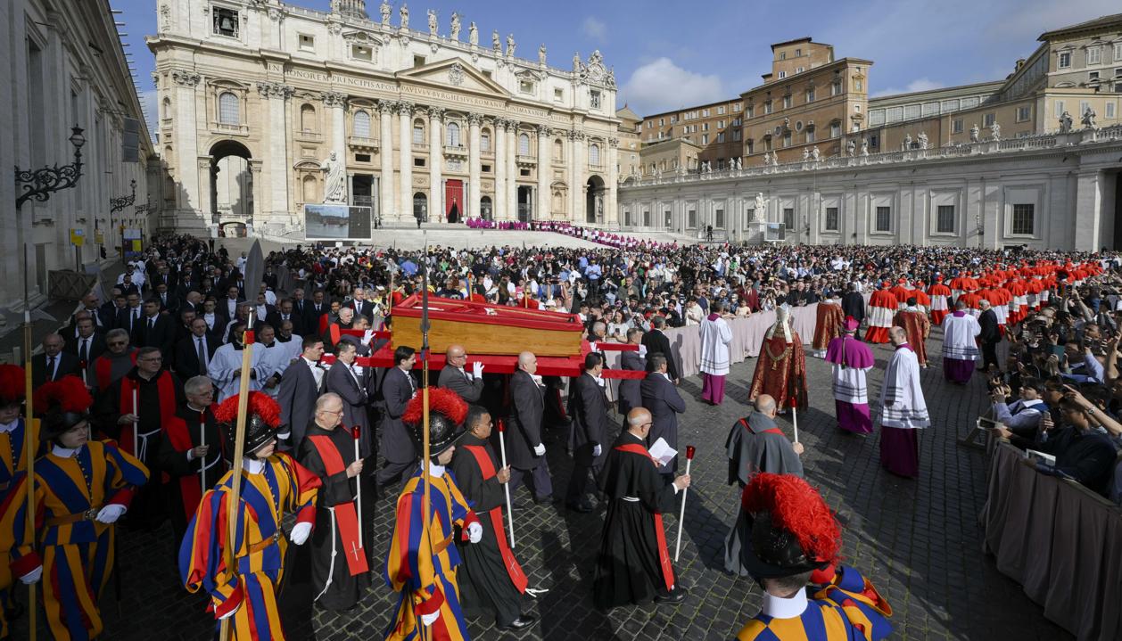El Papa Francisco trasladado a la basílica de San Pedro.