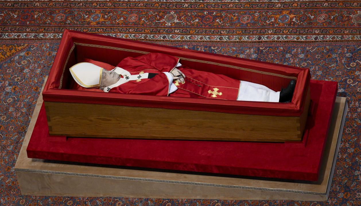 El cuerpo del Papa Francisco en la basílica de San Pedro.