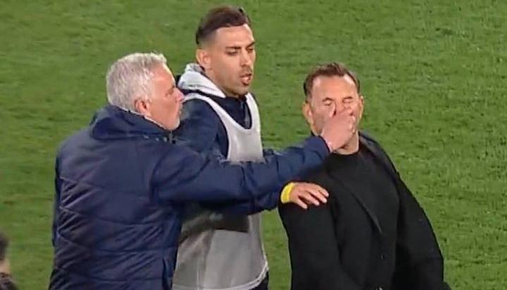 José Mourinho le jaló la nariz a Okan Buruk, técnico de Galatasaray.