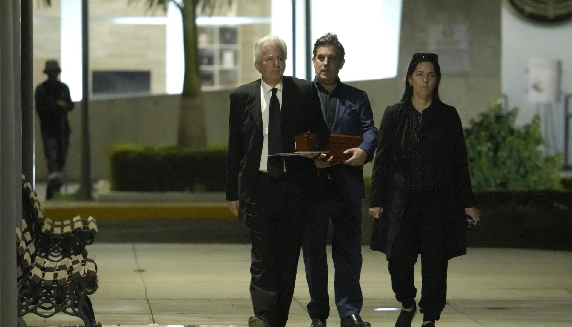 Álvaro Vargas Llosa, Gonzalo Vargas Llosa y Morgana Vargas Llosa, hijos del escritor Mario Vargas Llosa, al recibir sus restos. 