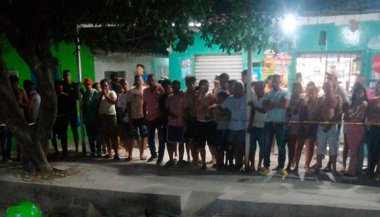 Personas aglomeradas en el lugar donde ocurrió el crimen. 