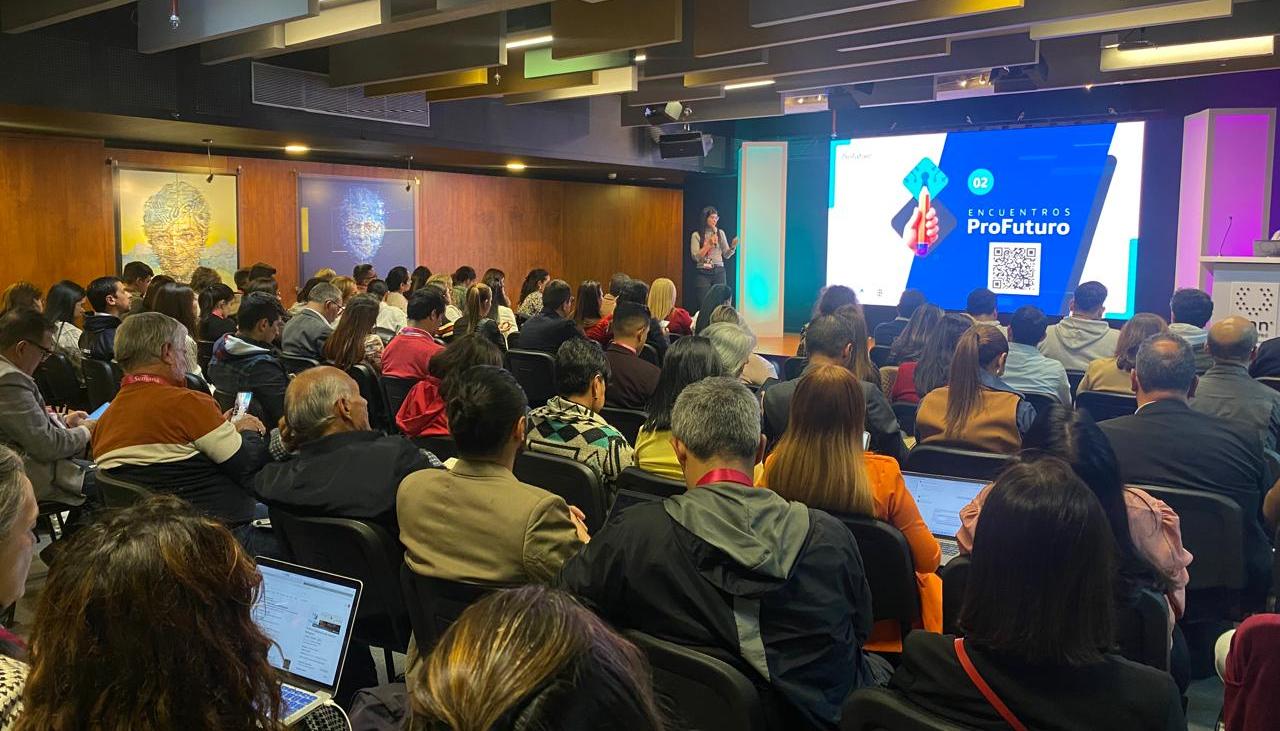 Docentes capacitándose o en el uso de la IA en las aulas.