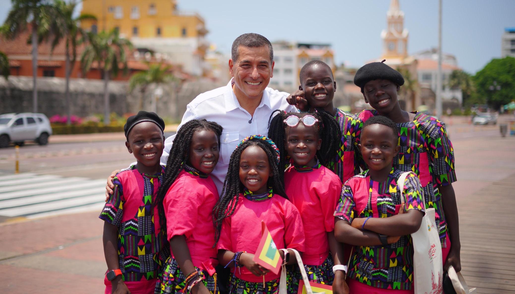 El alcalde de Cartagena, Dumek Turbay, y los niños de Masaka Kids.