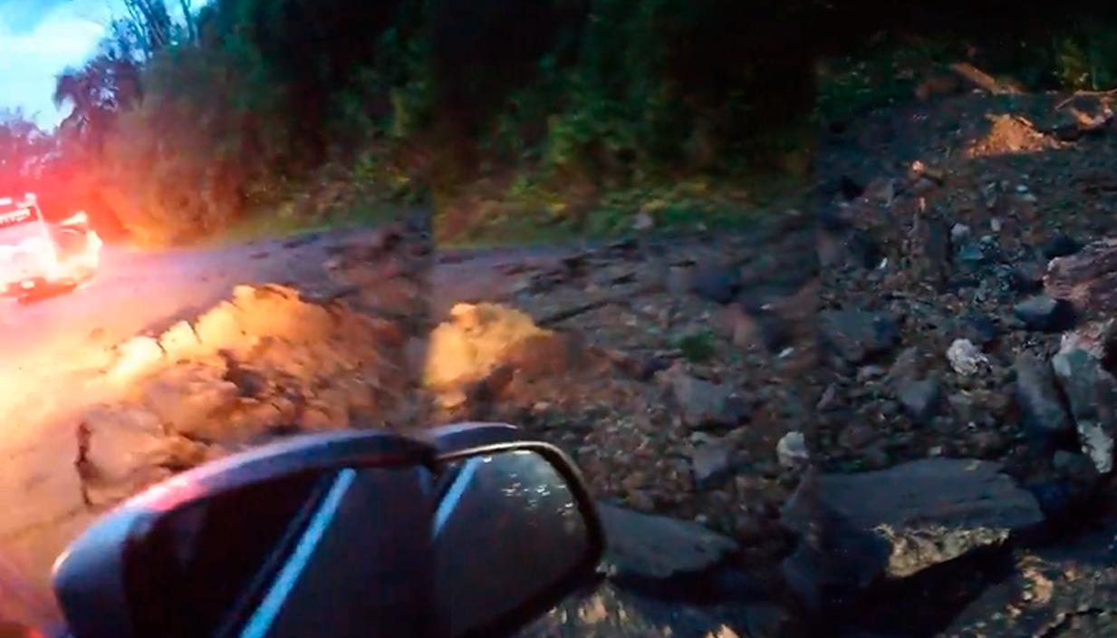 La vía sufrió daños tras la activación de los artefactos explosivos.