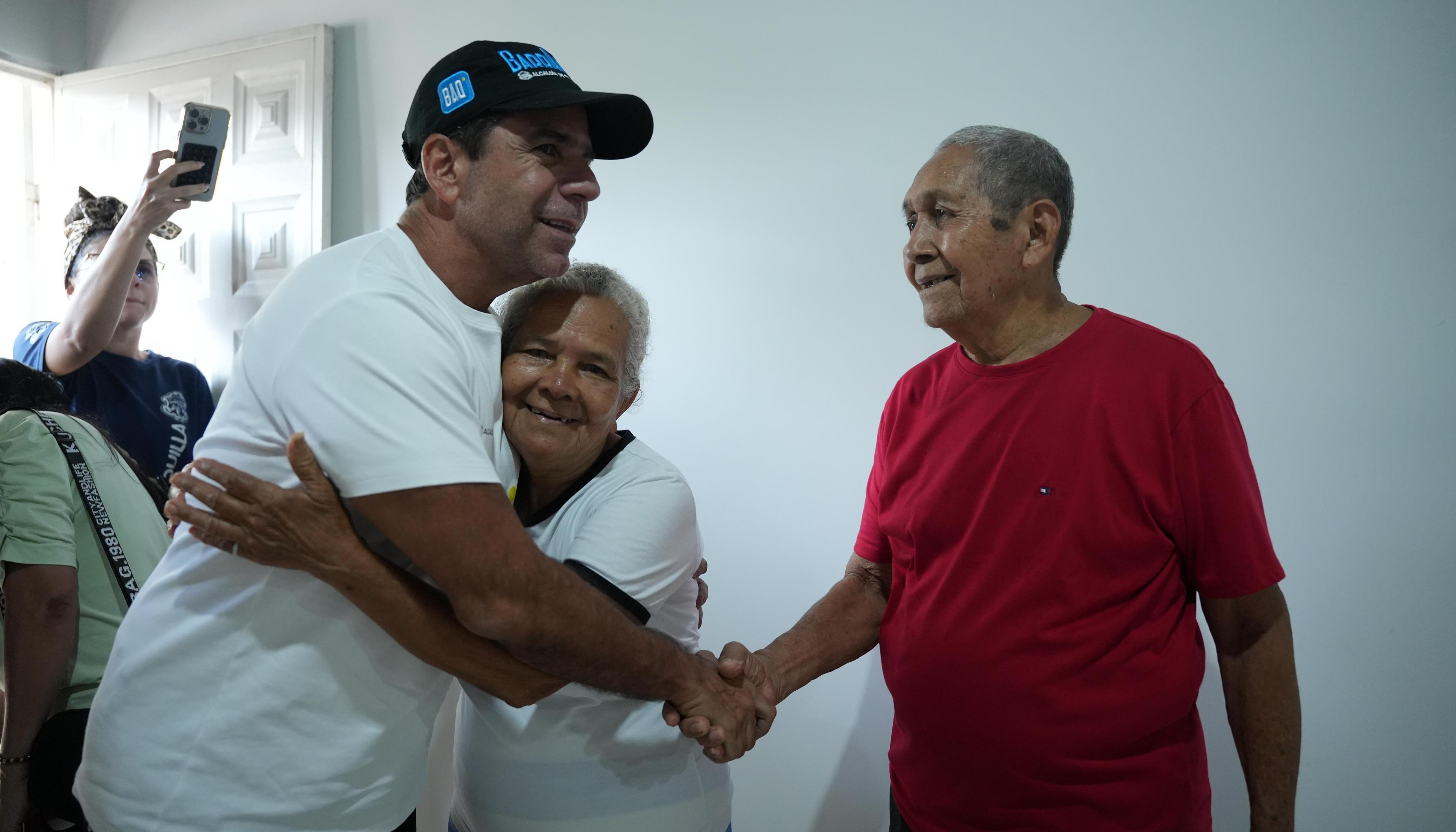 El Alcalde Alejandro Char junto a beneficiados de mejoramiento de vivienda.
