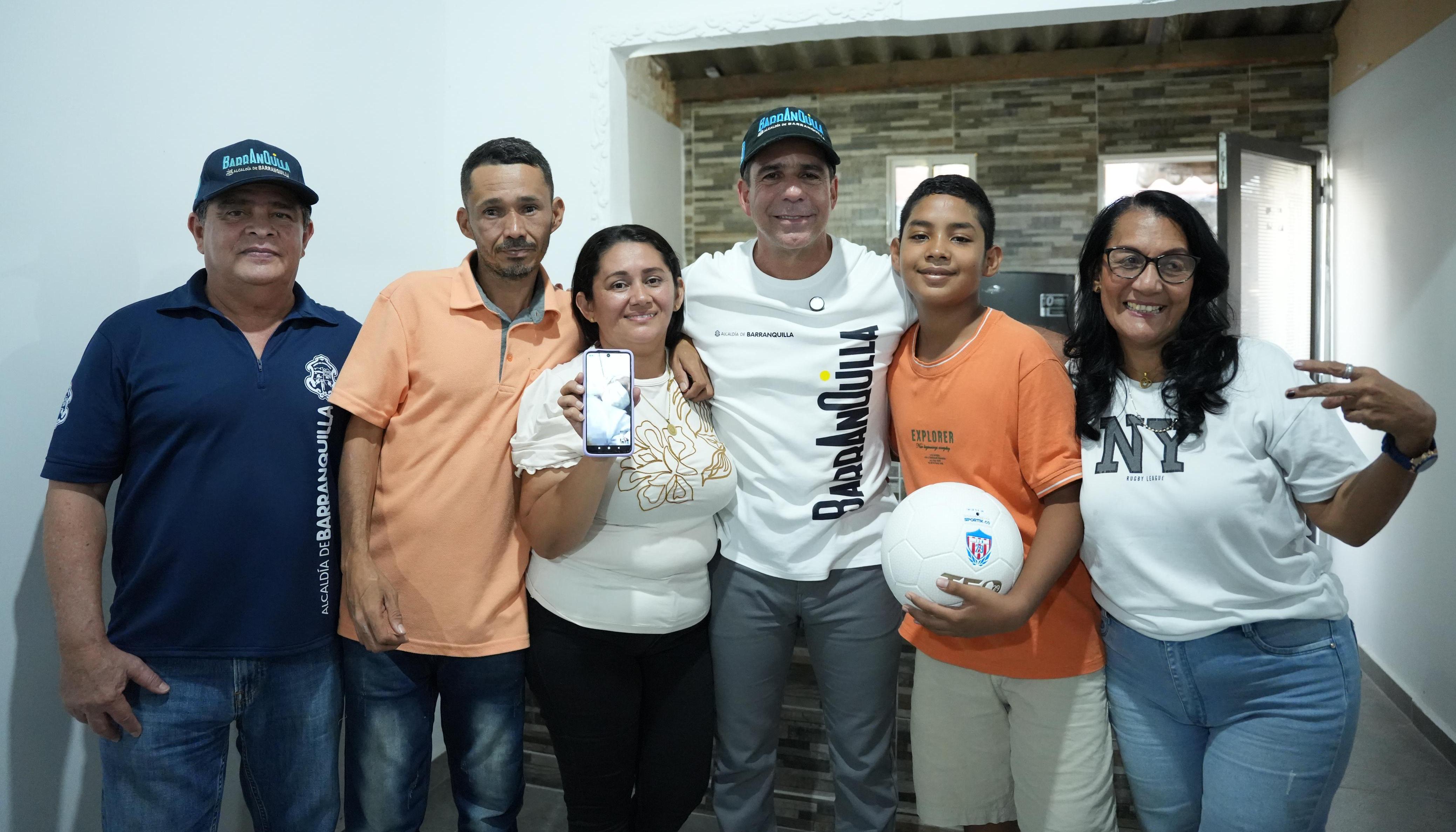 Alcalde Char con una de las familias beneficiarias del programa. 