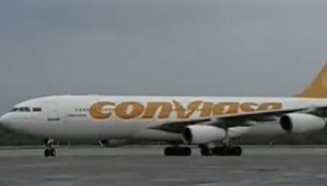 Avión aterrizando con los deportados a bordo.