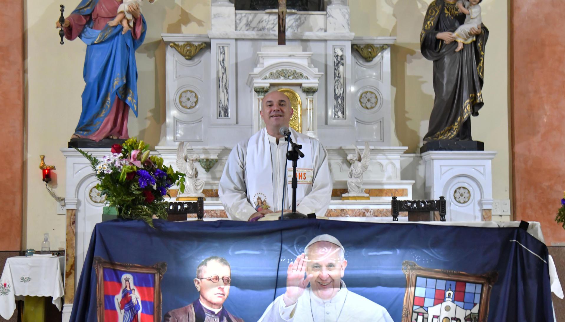El sacerdote Juan Pablo Sclippa oficia una misa en memoria del Papa Francisco en la capilla San Antonio del barrio de Almagro. 