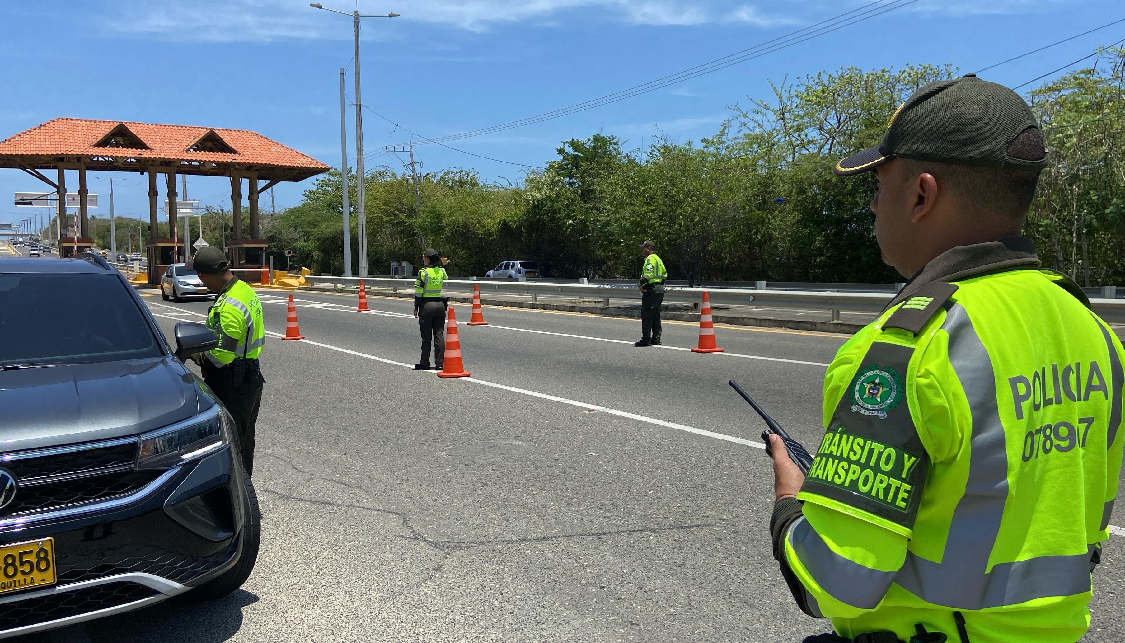 Operativos de la Policía en la Vía al Mar, en Puerto Colombia. 