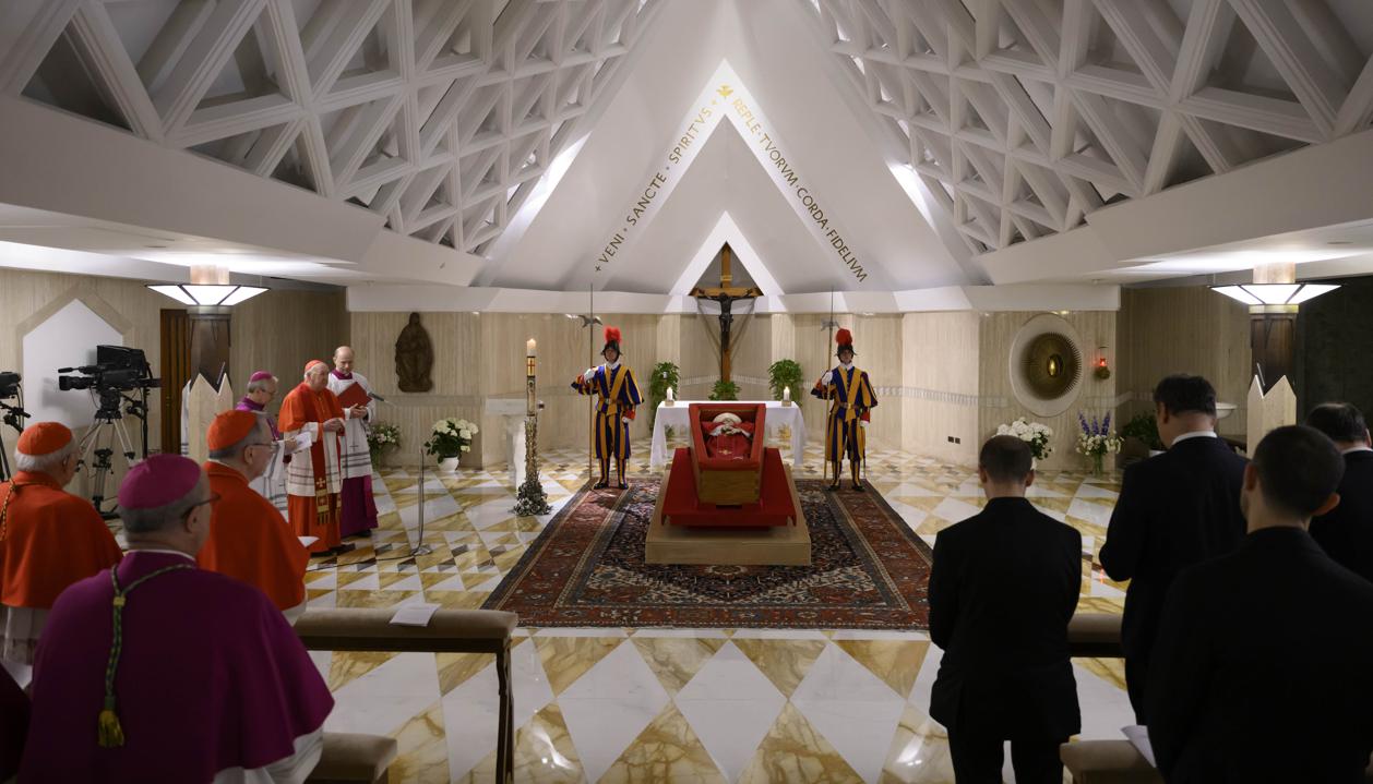 El Papa Francisco en la capilla de la residencia Santa Marta.