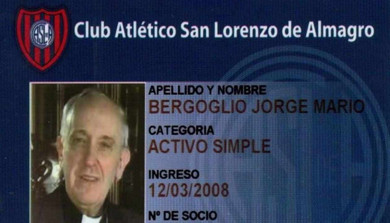 El carnet de socio del Papa en San Lorenzo.