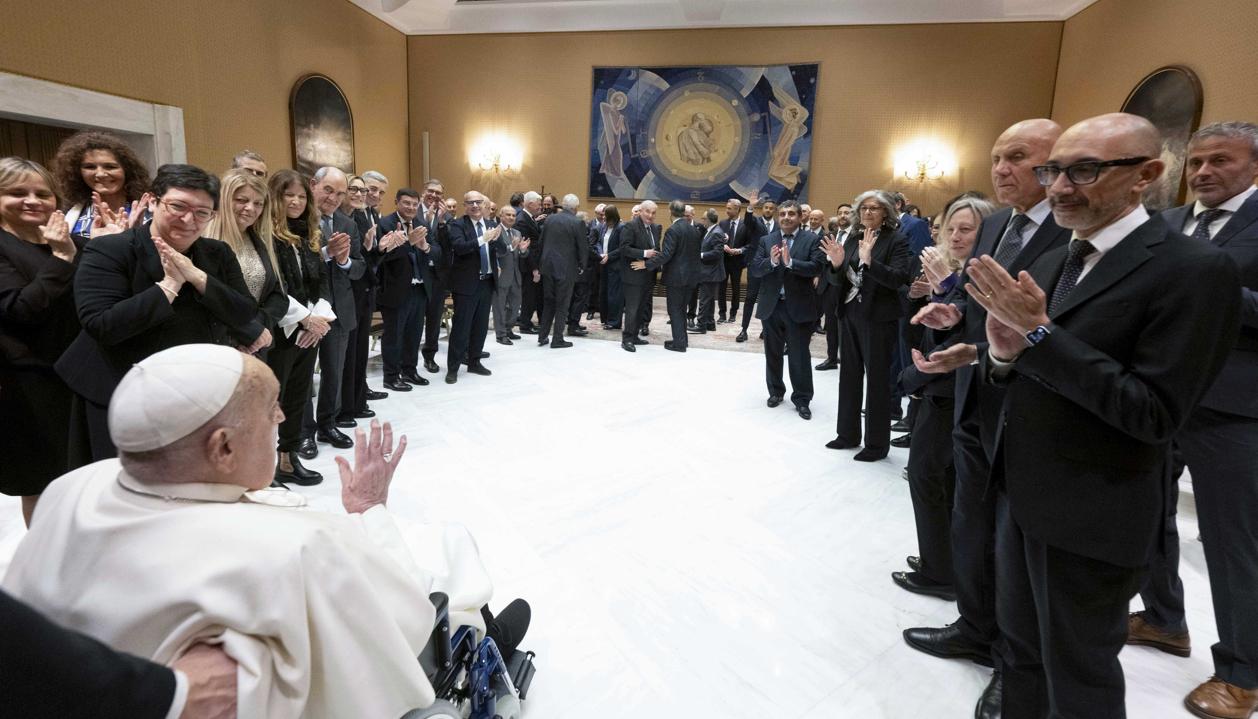 El Papa Francisco y los profesionales de la salud que lo atendieron.