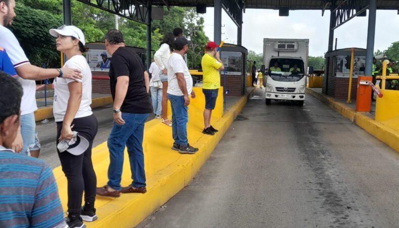 Imagen de una de las protestas en el peaje de Sabanagrande.
