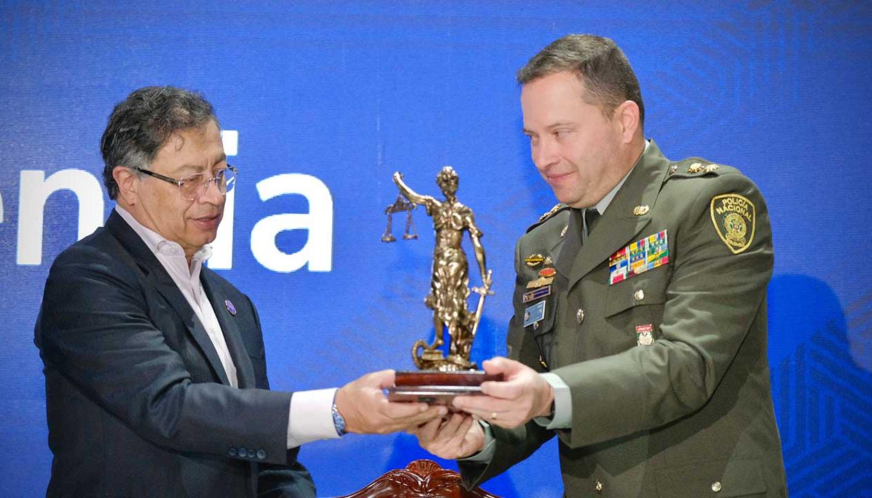 Presidente Gustavo Petro y el General Carlos Triana. 