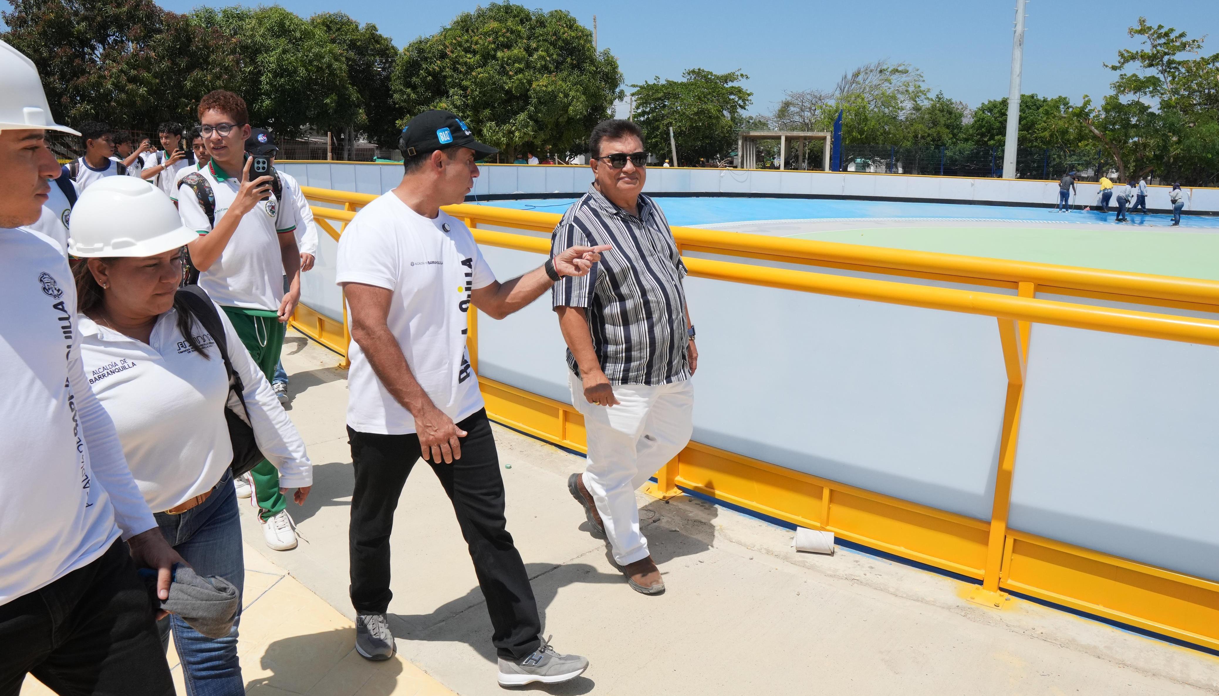 El alcalde Alejandro Char con los estudiantes de la IED Marco Fidel Suárez.