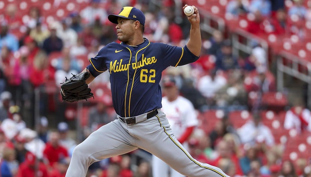 José Quintana en acción con los Cerveceros de Milwaukee.