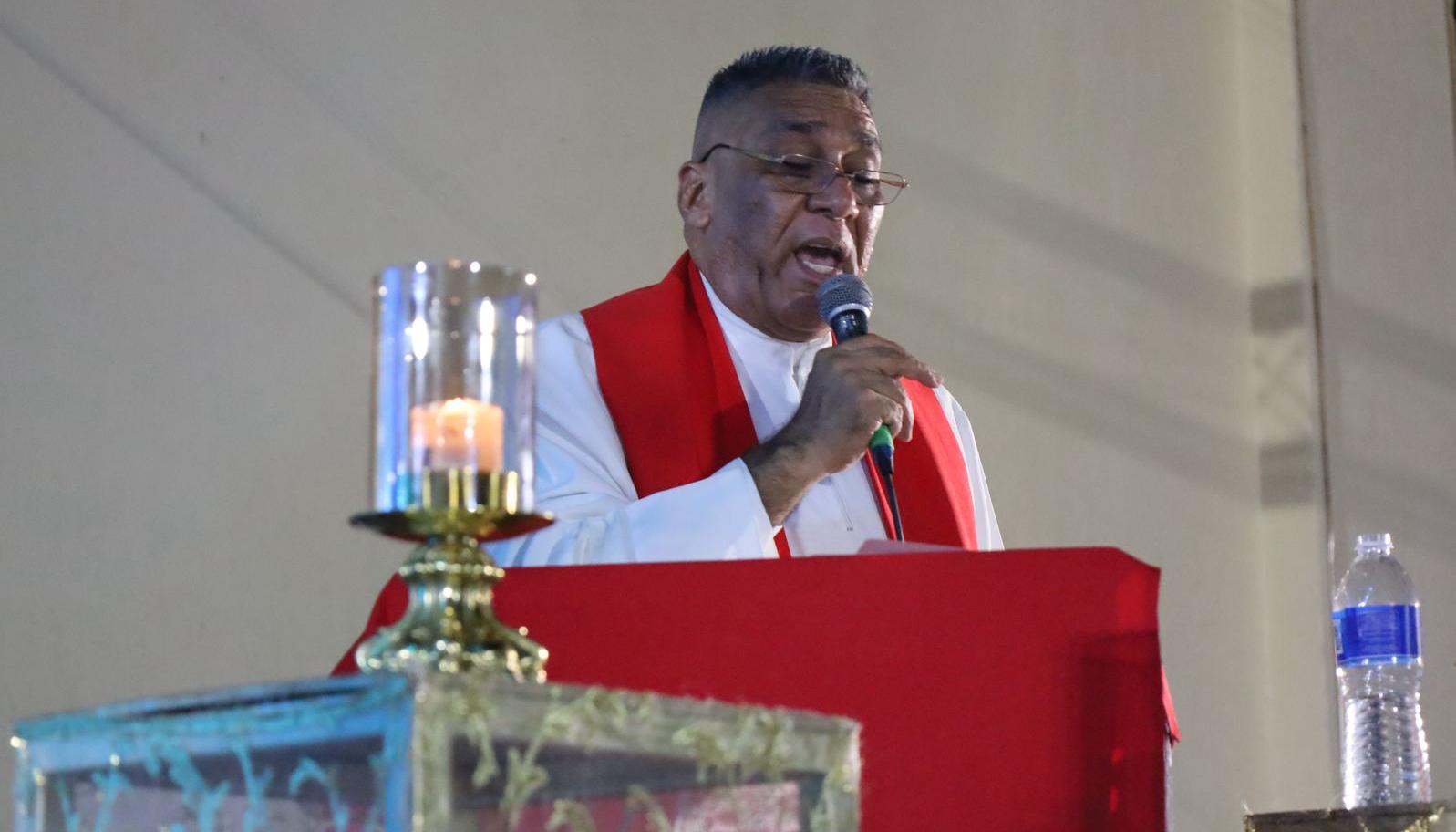 El sacerdote Julio Ruiz.