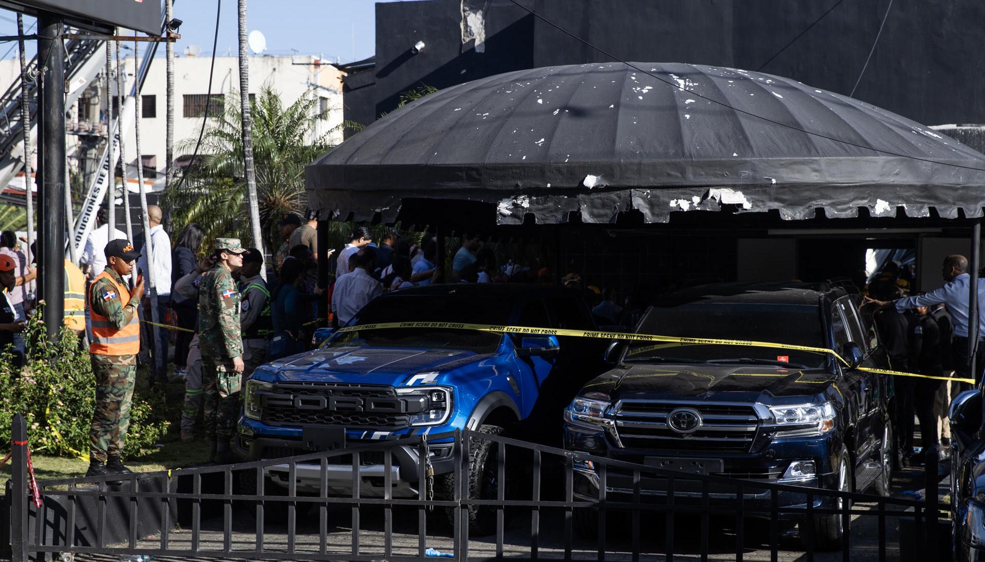 Integrantes del Ejército custodian a las afueras de la discoteca Jet Set.