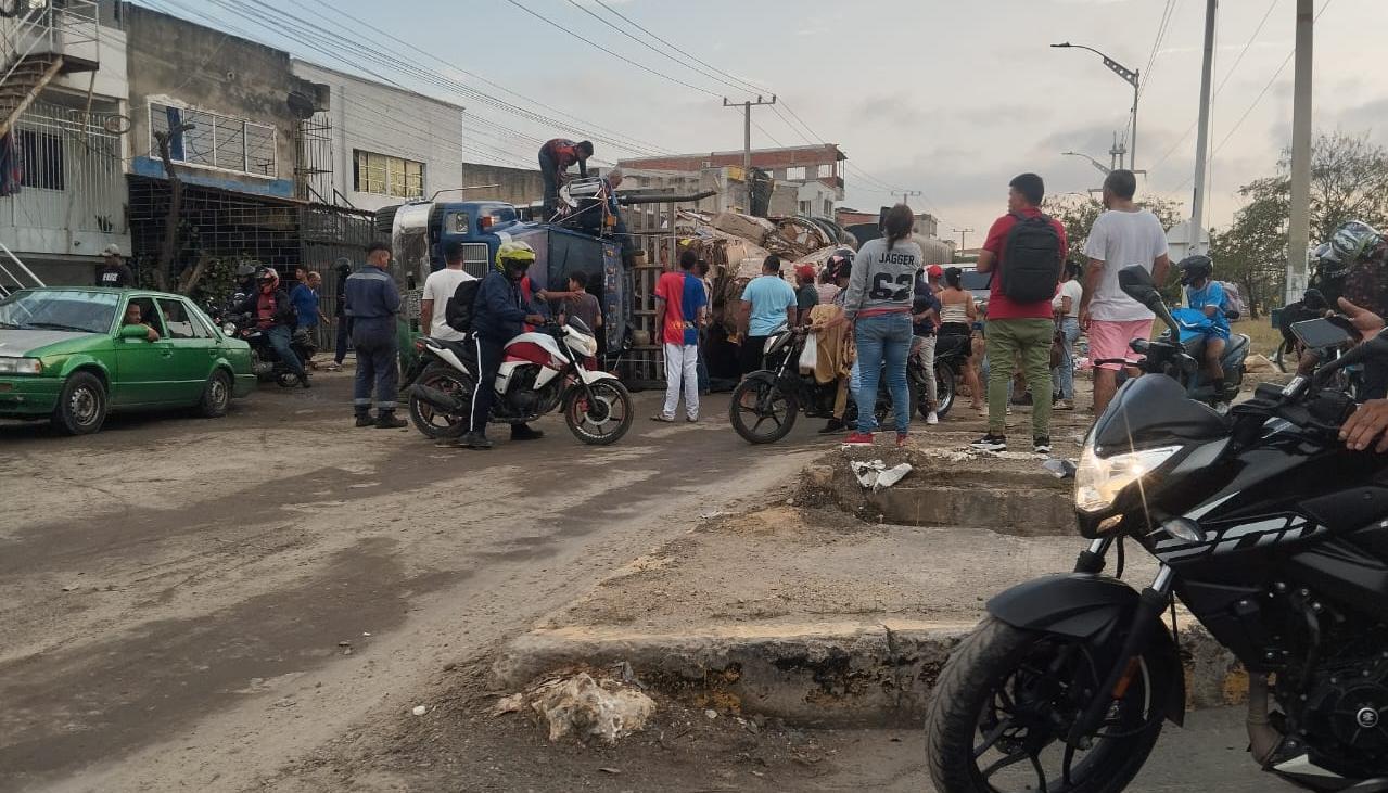Tractomula volcada a la altura de la Escuela de Policía Antonio Nariño.