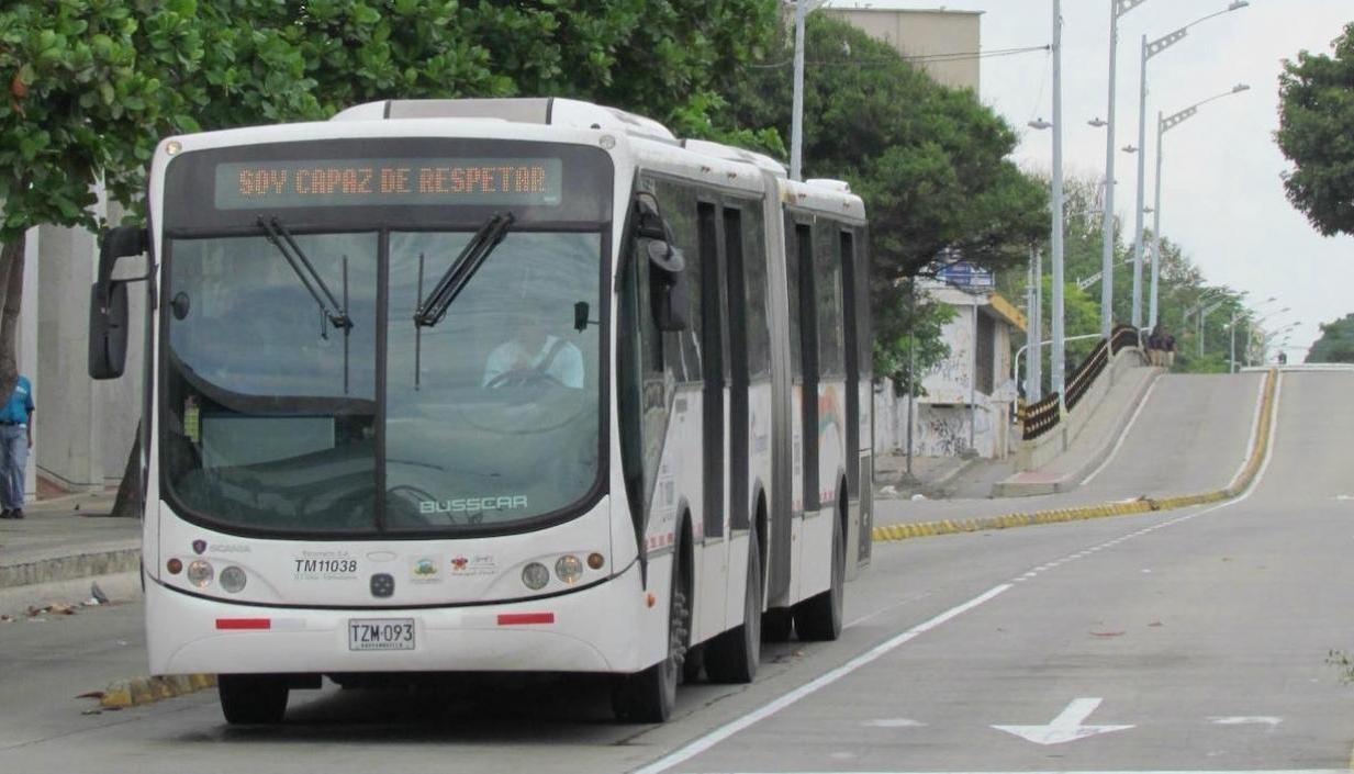Un articulado de Transmetro circulando sobre la carrera 46. 