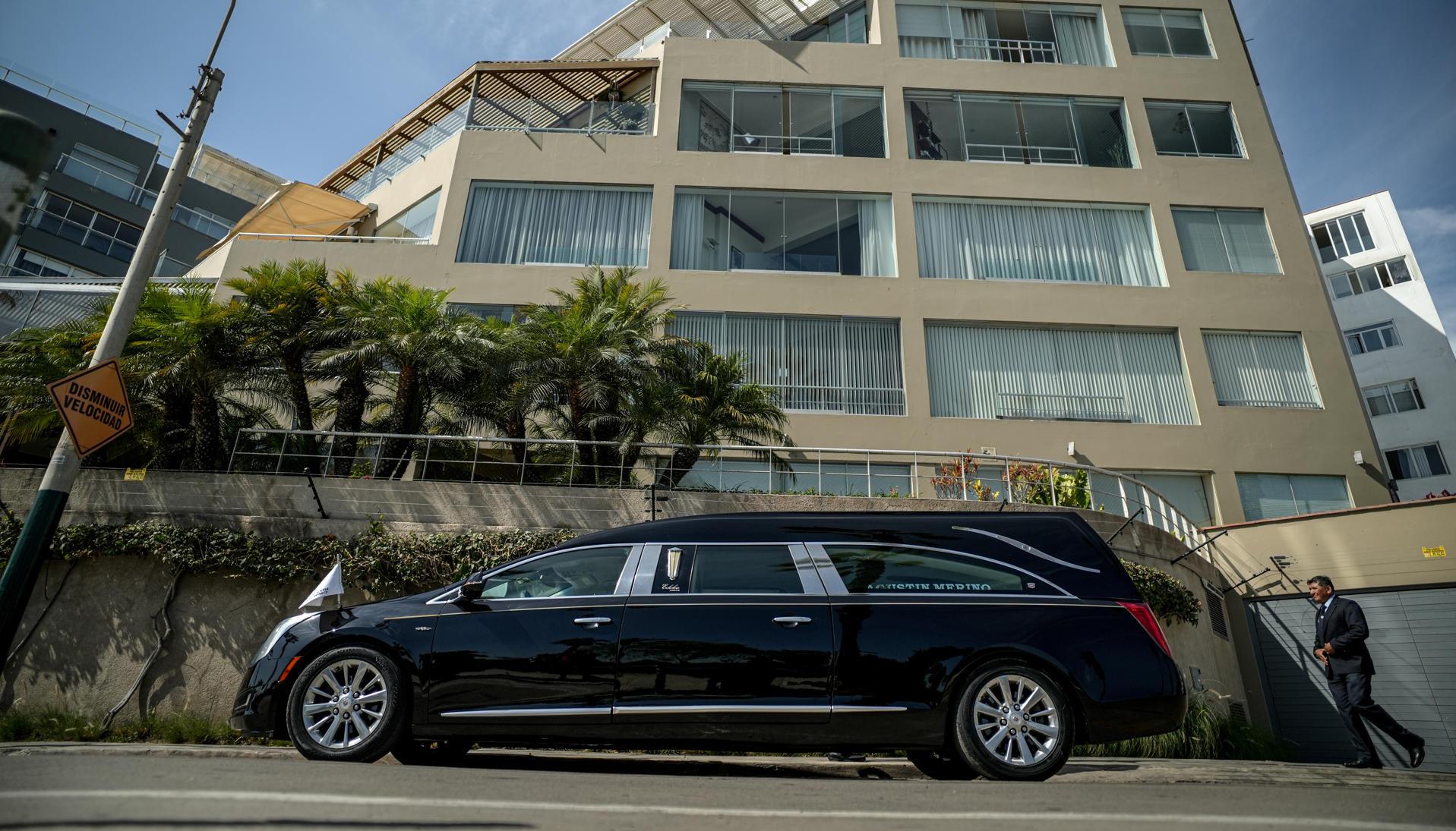 Carroza fúnebre que transporta el ataúd con el cuerpo del escritor Mario Vargas Llosa.