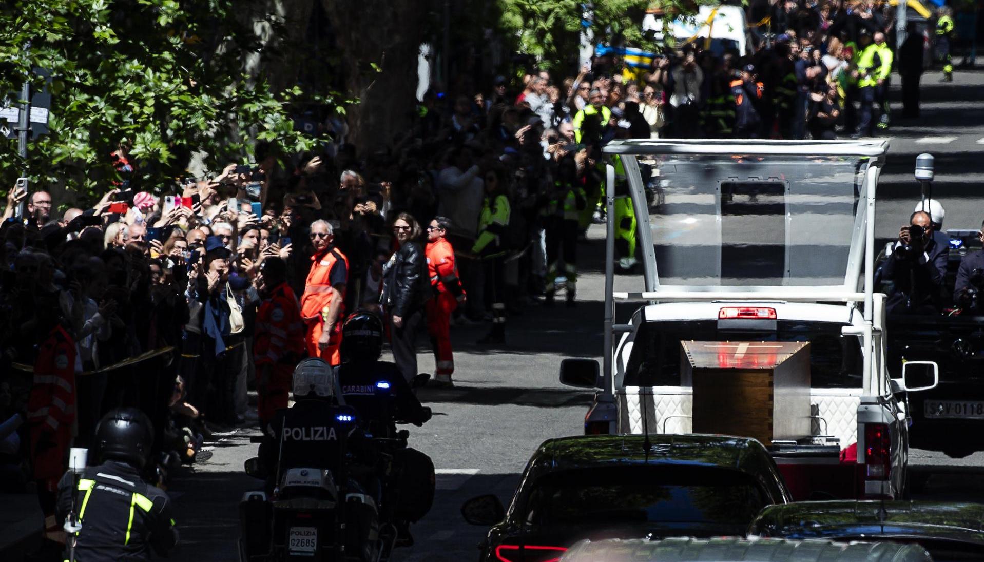 Cortejo fúnebre del Papa Francisco.
