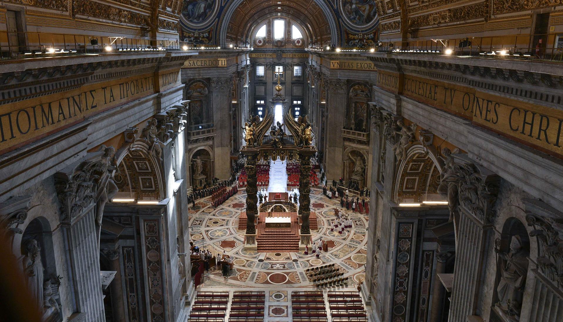 El féretro abierto del papa Francisco, en la basílica de San Pedro. 