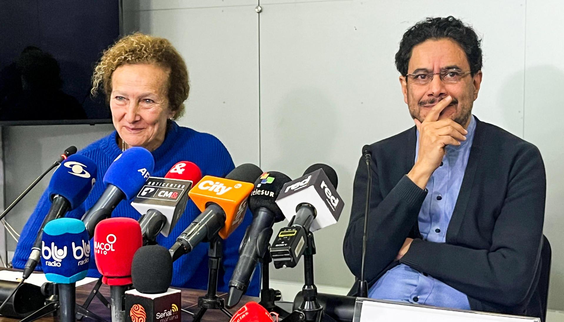 Jefa de la Delegación del Gobierno en la Mesa de Diálogos de Paz con el ELN, Vera Grabe y el senador Iván Cepeda.
