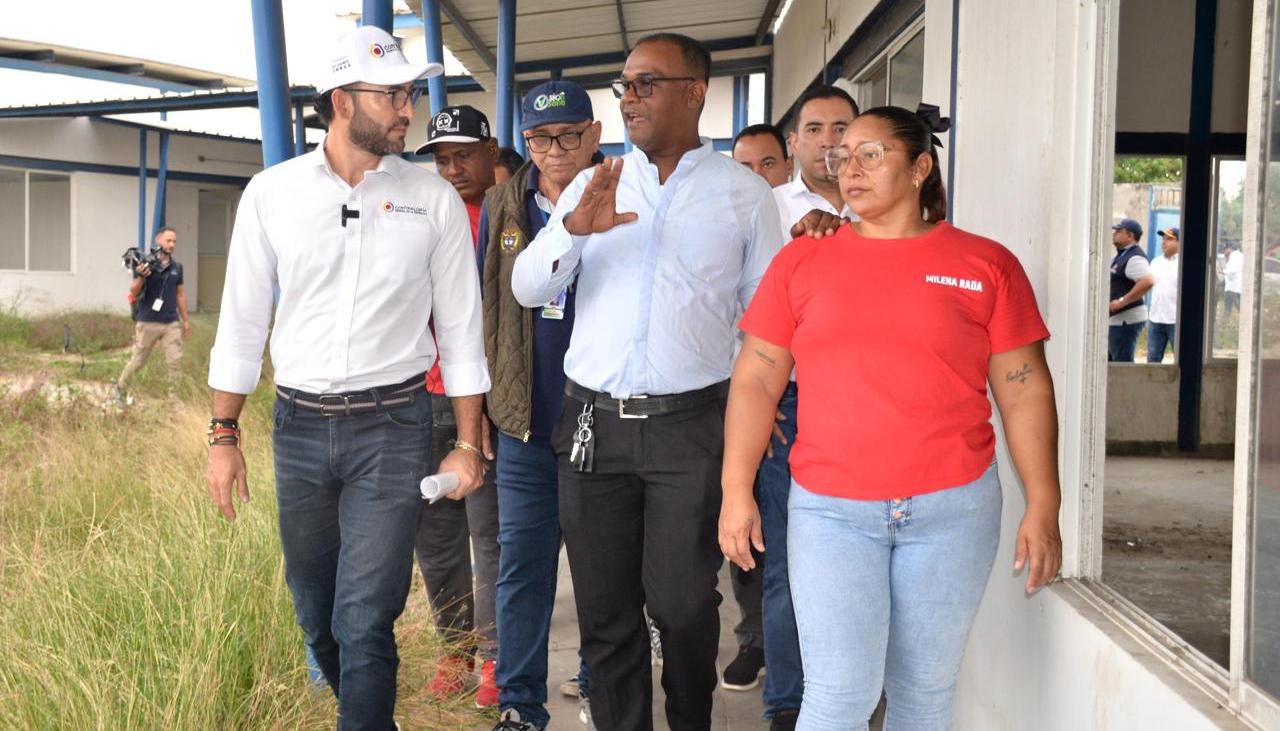 El vicecontralor Carlos Mario Zuluaga (izquierda) durante su visita al municipio de Soledad.