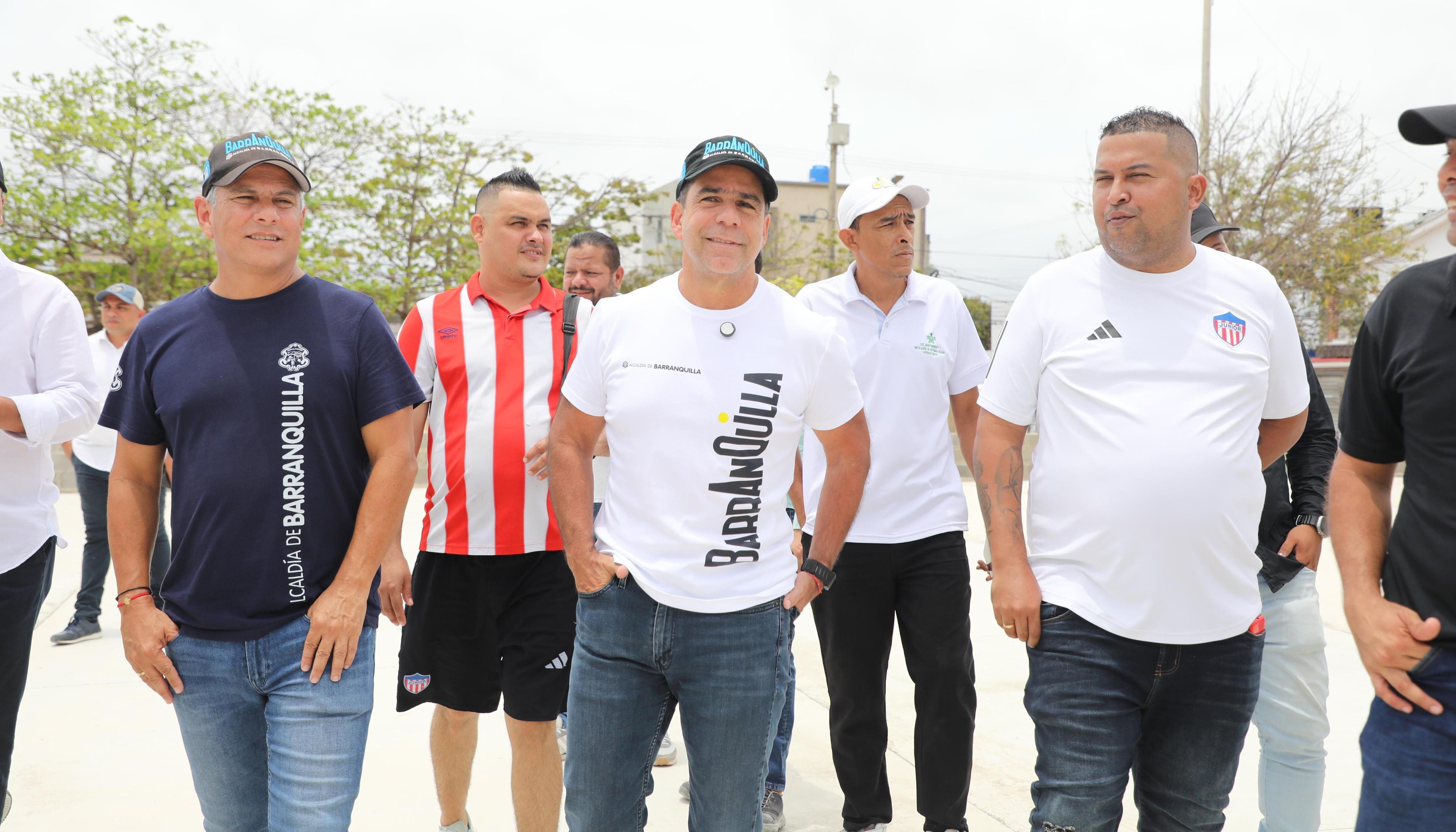 El alcalde Alejandro Char visitando obras en La Pradera.