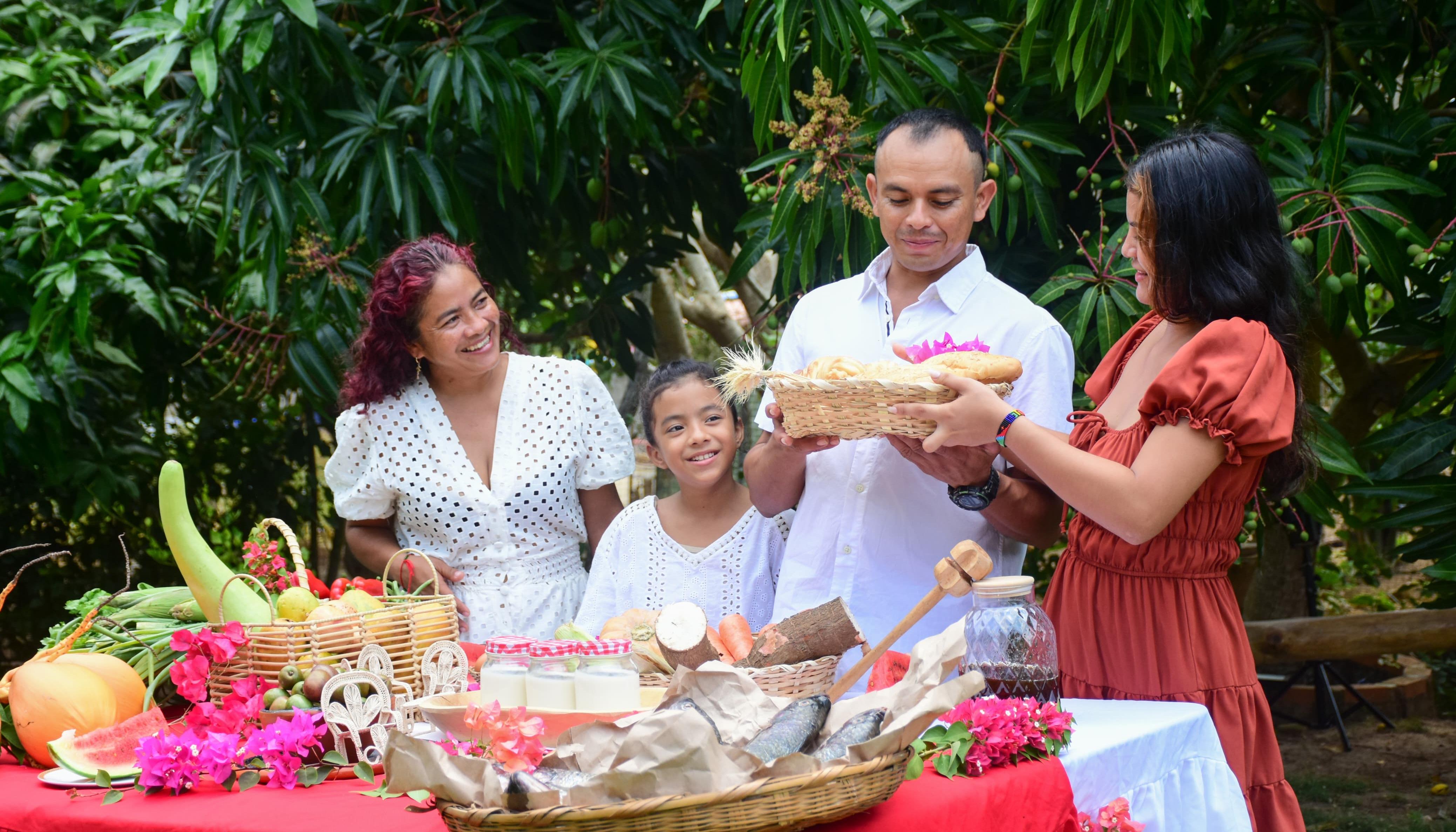 Familia atlanticense comparte alimentos. 