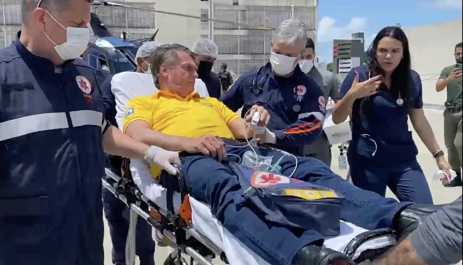 Jair Bolsonaro siendo trasladado en camilla.