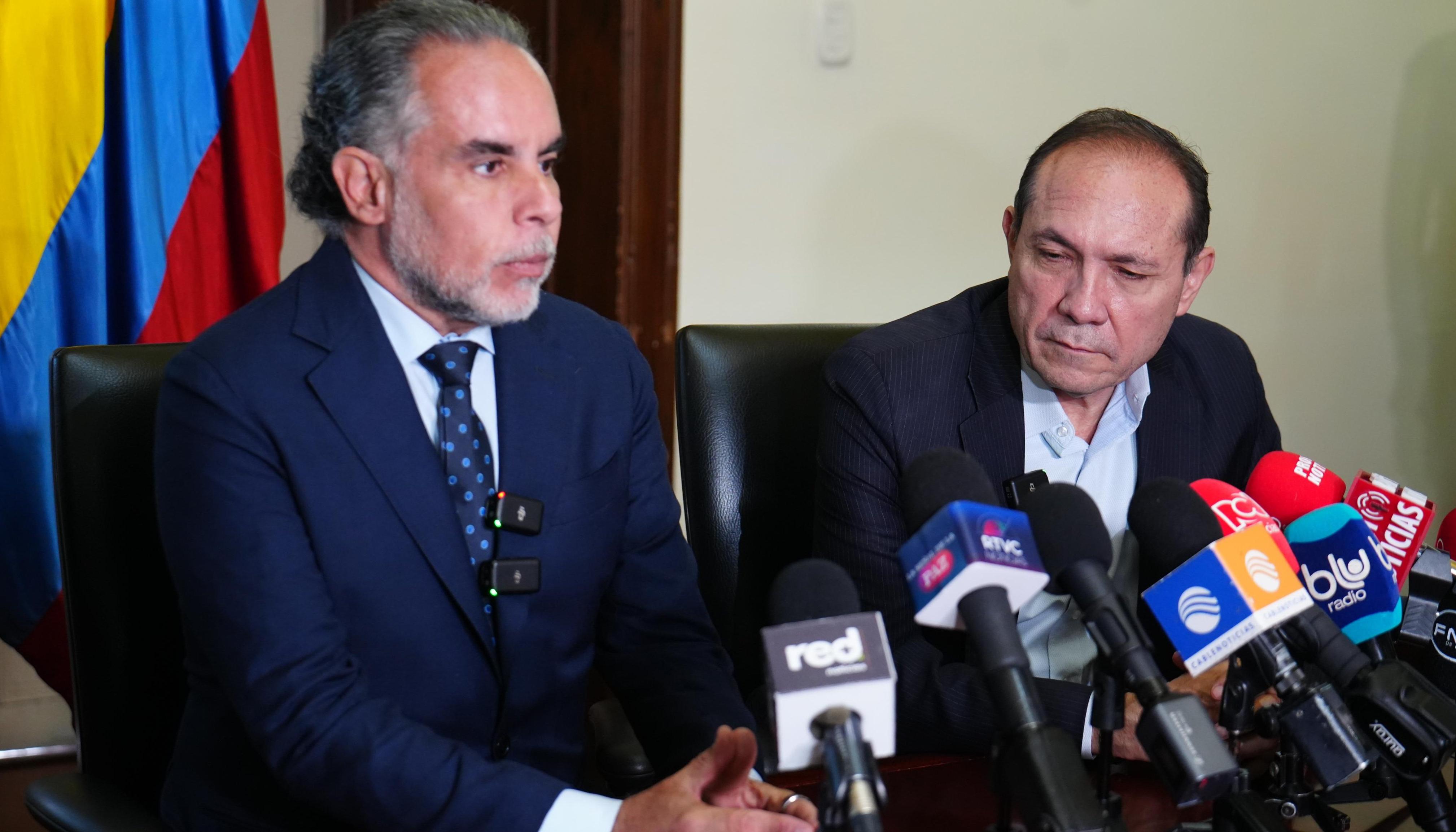 Ministros Armando Benedetti y Antonio Sanguino durante rueda de prensa.