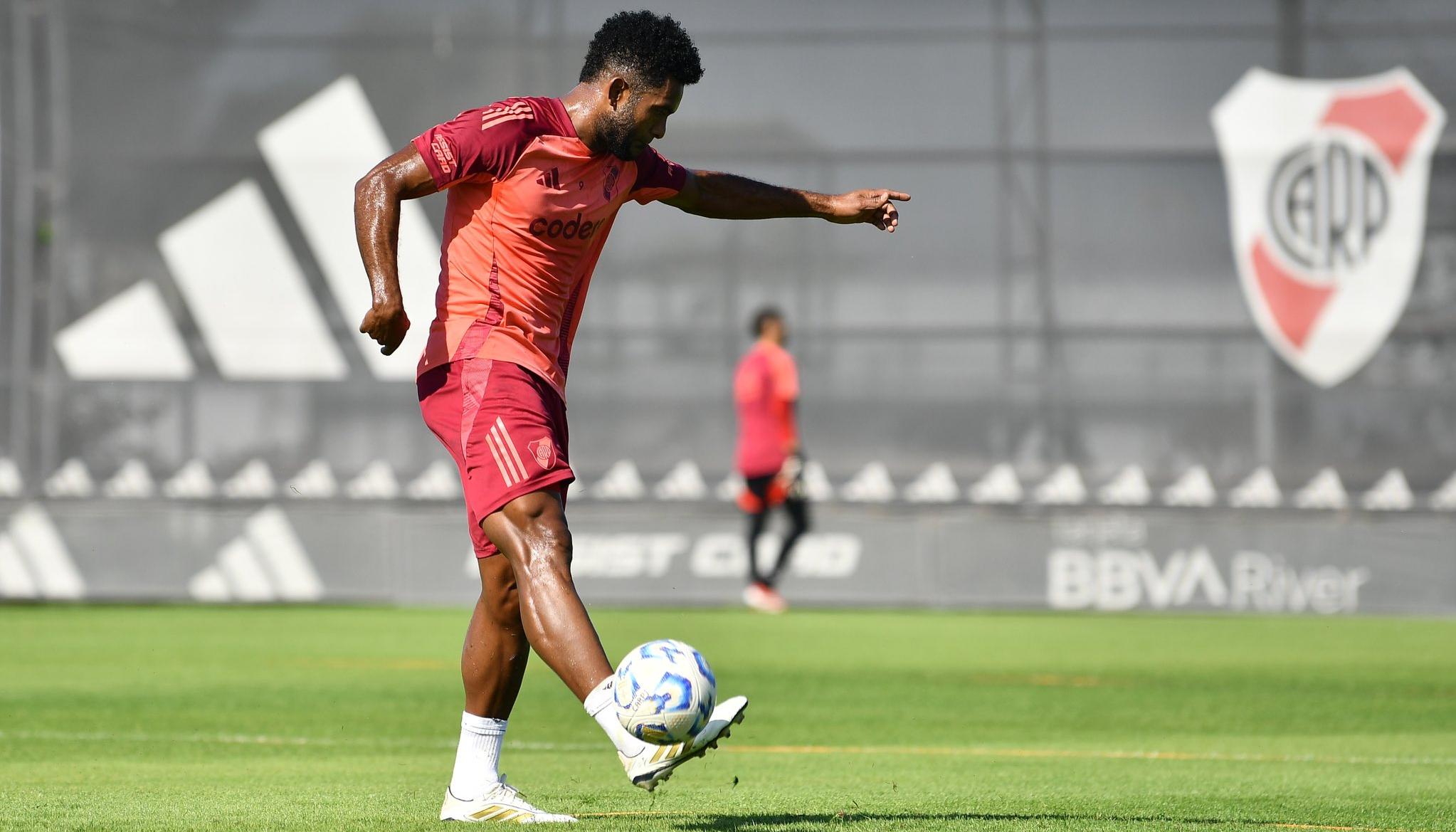 Miguel Ángel Borja durante el entrenamiento de River el viernes en el Más Monumental. 
