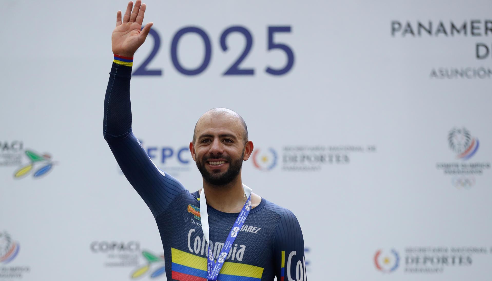 El ciclista colombiano Jordan Parra posa con la medalla de plata.